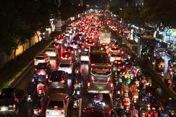 Đường phố Sài Gòn kẹt xe kinh hoàng sau cơn mưa chiều