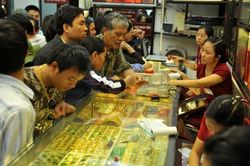 Giá vàng hôm nay 2/10: Đồng USD bất ngờ tụt dốc, giá vàng tăng mạnh