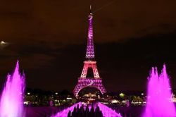 Chiếu sáng tháp Eiffel nhằm hưởng ứng tháng chống ung thư vú