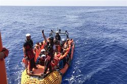 Giải cứu hàng chục người di cư bất hợp pháp ngoài khơi Libya