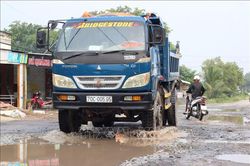 Người dân mòn mỏi chờ nâng cấp, sửa chữa tuyến đường liên huyện