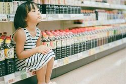 Cô bé ăn nho trong siêu thị bị nhân viên lớn tiếng mắng 'không có giáo dục', người mẹ đưa ra cách giải quyết đáng ngưỡng mộ