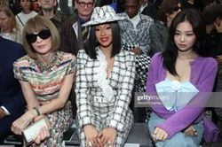 Jennie Black Pink lấp ló vòng 1 căng đầy, ngồi sát bà hoàng Anna Wintour tại show Chanel
