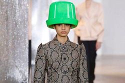 Nhà mốt Nina Ricci chơi trội với bộ sưu tập 'xô nước' tại tuần lễ thời trang Paris
