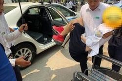 Nữ sinh bất tỉnh giữa đường vì bị cành cây rơi trúng đầu, được CSGT đưa đi cấp cứu