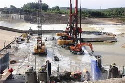 Gấp rút sửa chữa tràn xả lũ công trình thủy lợi Nam Thạch Hãn