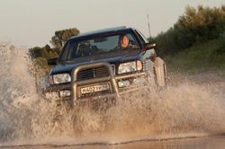 Làm điều không tưởng, mang Mercedes-Benz S500 đi off-road