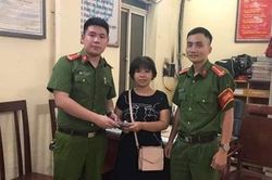 Công an phường Phạm Đình Hổ trao trả ví tiền cho người mất