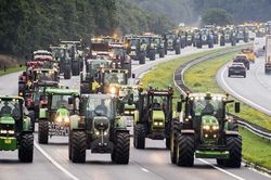 Nông dân lái hơn 10.000 máy kéo tràn xuống đường biểu tình ở Hà Lan