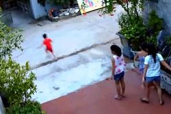 Clip: Thót tim cảnh bé trai chạy sang đường bị xe phóng tốc độ cao tông văng ra xa