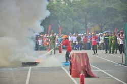 Gia đình phối hợp trình diễn kỹ năng phòng cháy, chữa cháy