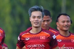 Văn Toàn, HLV Park nhuộm tóc, fan trêu 'tóc thầy xanh, tóc con đã bạc'