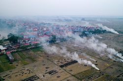 Hà Nội chìm trong khói đốt rơm