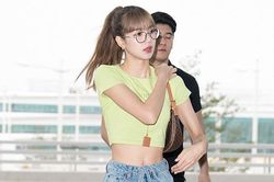 Lisa (Black Pink) mặc crop top khoe eo con kiến