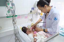 45 ngày đầu đời của cặp song sinh dính liền