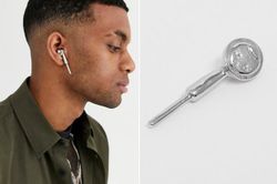 Tai nghe AirPod rởm gây tranh cãi khi trở thành phụ kiện làm đẹp