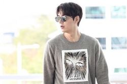 Lee Min Ho được khen đẹp như chụp họa báo khi xuất hiện ở sân bay