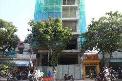 Một công nhân nguy kịch do thanh sắt dài 4m rơi trúng