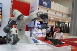 Nhà máy thông minh robot thay thế người, nói vậy thôi nhưng còn rất xa