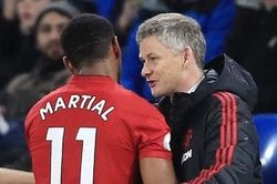 MU 'thoát nợ' Martial, Solskjaer tậu bộ tứ giải cứu