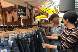 Đi du lịch nước ngoài, người Việt vẫn nặng tâm lý quà cáp