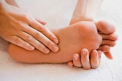 4 dấu hiệu dễ thấy ở bàn chân cảnh báo gan đang yếu