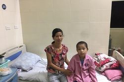 Mẹ ung thư dạ dày đau đớn nhìn con vật lộn với u não