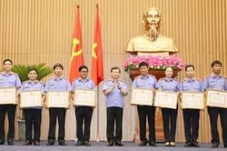 Viện trưởng VKSND tối cao khen thưởng các tập thể, cá nhân trong ngành KSND