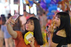 Múa lân, đi cà kheo náo hoạt phố đêm Cao Thắng