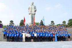 250 đại biểu thanh niên Nghệ An báo công với Bác tại Quảng trường Hồ Chí Minh