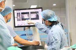 Bệnh viện tuyến tỉnh đầu tiên phẫu thuật cột sống bằng robot