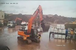 Công nhân bất mãn, dùng máy xúc phá xe đắt tiền của lãnh đạo