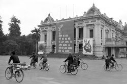 Tư liệu quý về Hà Nội 'một thời đạn bom, một thời hòa bình'