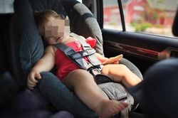 Bé gái 4 tháng tuổi chết ngạt trong xe hơi vì bị bỏ quên