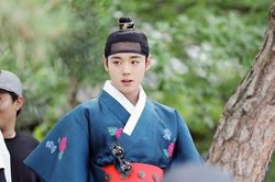 Hậu trường đẹp như hoa, Park Ji Hoon (Wanna One) đứng đầu xếp hạng diễn viên 2 tuần liền