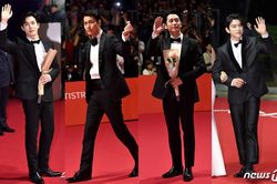 Thảm đỏ 'LHP Busan 2019': Tài tử Jung Woo Sung đọ sắc Jung Hae In, Suho (EXO) và Jinyoung (Got7)