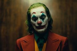 Cảnh sát New York tuần tra bên ngoài các rạp chiếu phim Joker vì lo sợ thảm kịch!