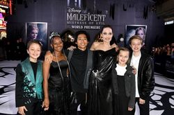Angelina Jolie tươi tắn cùng các con dự công chiếu phim mới 'Tiên hắc ám'