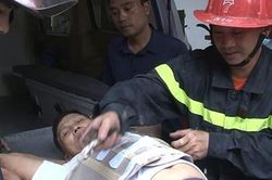 Cứu sống người đàn ông bị ngã kẹt giữa vách hai ngôi nhà
