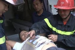 Cứu thành công nhân viên tẩm quất ngã từ tầng 3, kẹt trong khe hẹp