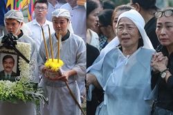 Gia đình, bạn bè thất thần đưa tiễn NSND Thế Anh về nơi cuối cùng của kiếp người