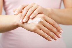 Mùa khô hanh, xử trí khi đầu ngón tay bị khô, nứt nẻ