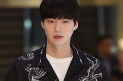 Chồng Goo Hye Sun bị cô lập trên phim trường sau scandal tình cảm