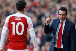HLV Emery giải thích lý do loại Oezil ở Europa League