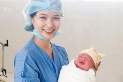 Sản phụ sinh con nặng 5 kg ở Quảng Ngãi