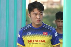 Tuyển Việt Nam 'sống chung với lũ'