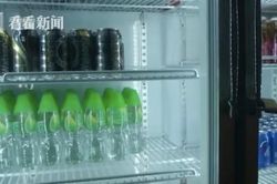 Nhân viên phục vụ mang nhầm chai nước tẩy cho khách uống