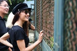 Ngôi sao Hollywood Maggie Q đến Việt Nam đặt tên cho một chú gấu