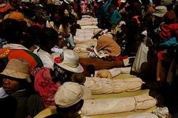Lễ hội đào mộ ở Madagascar: Vui hơn, đông hơn, to hơn cả đám cưới