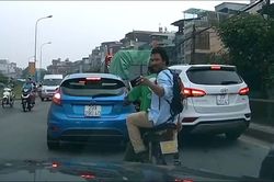 Khách tây đi xe ôm công nghệ nhổ nước bọt khiêu khích người đi đường